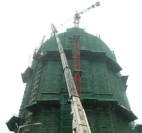 云县吊车在工地上作业